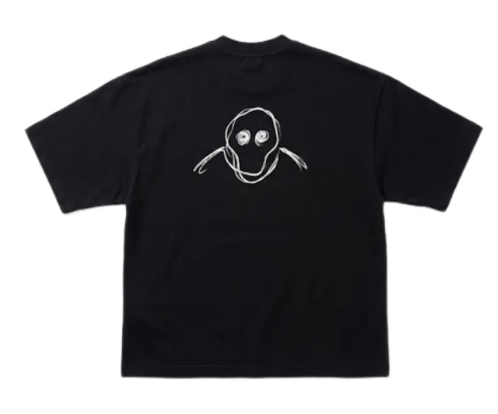 Camiseta negra con logo en espalda