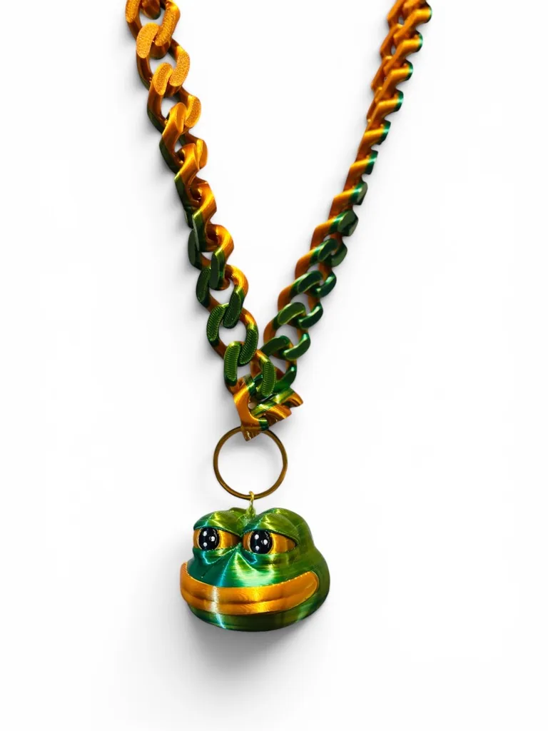 Creacion fisica colgante verde con cadena