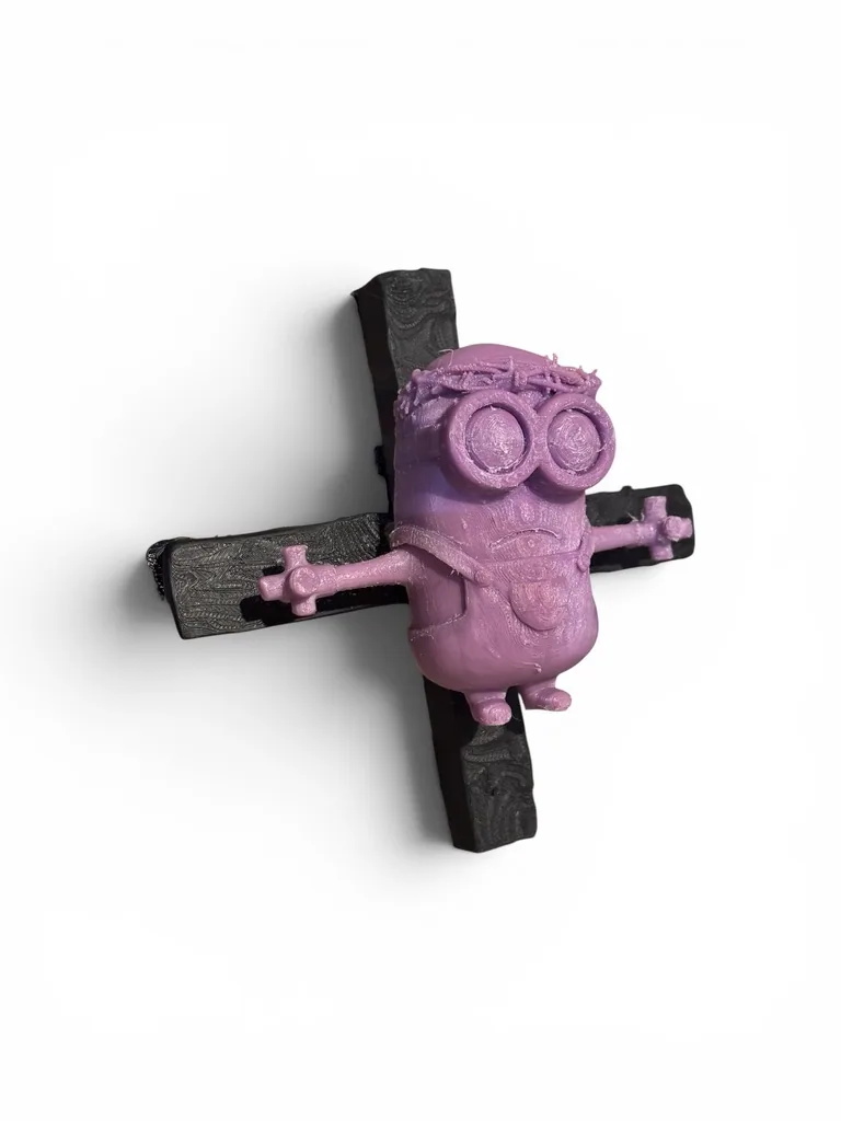 Creacion fisica figura rosada sobre cruz negra