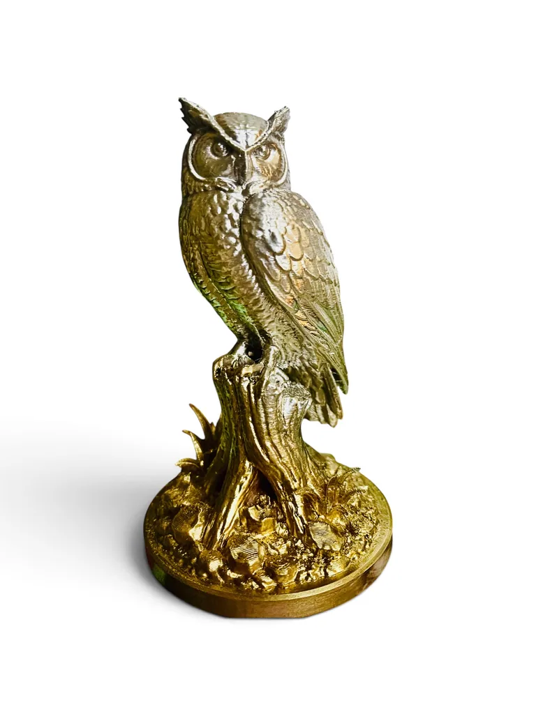 Escultura física de búho dorado