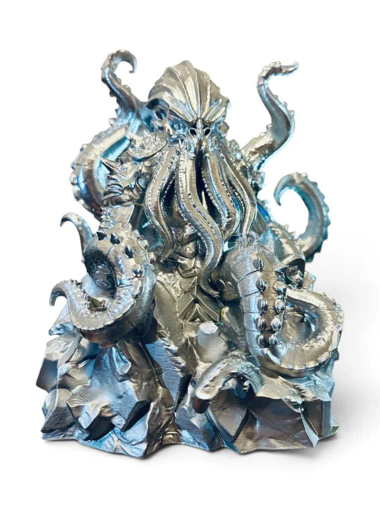 Escultura física plateada de entidad tentacular